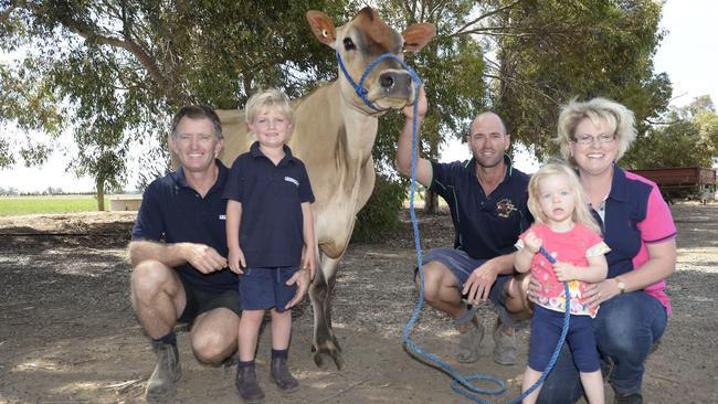 The winner of the Semex Jersey On Farm Challenge Geoff and Natalie Akers their Children, Lloyde age 4 & Olivia age 2. Jon Pearce tolding the cow Loxligh Badger Iris 4. at Tallygaroopna