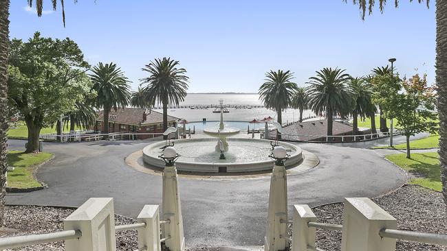 Geelong’s Eastern Beach may be pretty but a Commonwealth Games held in the regional city will be a scaled down, el cheapo country sports festival.