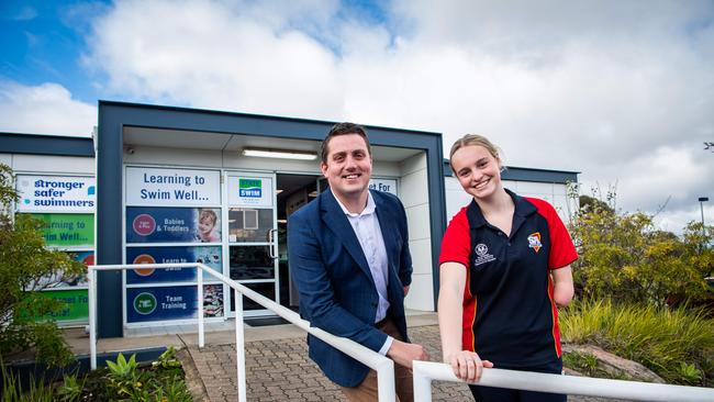 Gun Gleeson College para swimmerJasmin Fullgrabe came together with iconic Aussie Paralympic swimmer Matt Cowdrey this week ahead of the launch of the Advertiser, Messenger and Department of Education's School Sport Awards for 2021. Picture: Tom Huntley