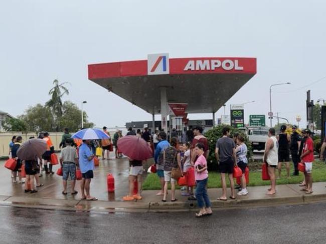 The huge line-up for fuel on Tuesday, February 4 in Ingham after massive flooding which has cut power and telecommunications.  Photo: Cameron Bates.