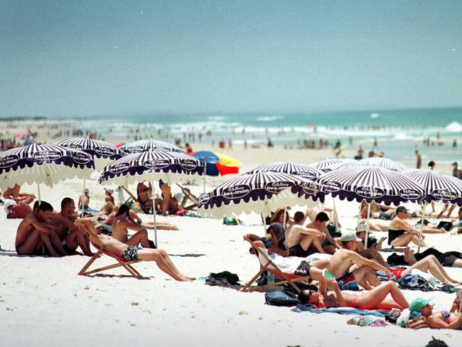 Crowds at Surfers Paradise beach in extreme heat.