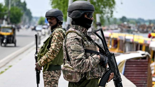 Indian paramilitary personnel stand guard along the banks of Dal Lake in Srinagar on May 6, 2025. Nuclear-armed rivals India and Pakistan have exchanged gunfire for 12 consecutive nights across their heavily militarised de facto border in the contested Kashmir region since an April 22 attack that killed 26 civilians, which New Delhi blames on Pakistan, claims Islamabad denies. (Photo by Sajjad HUSSAIN / AFP)