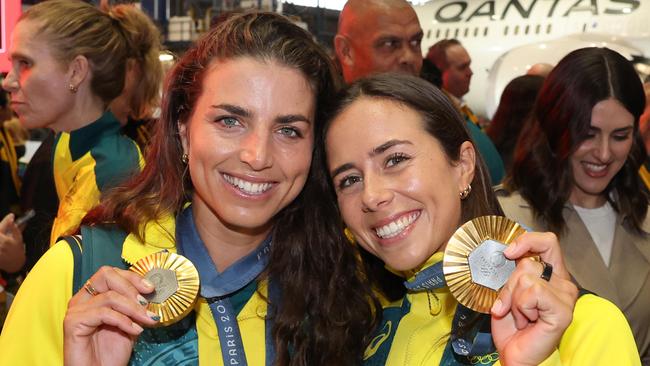 The Daily telegraph. 14.8.2024 Sisters Noemie and Jess Fox. OLYMPICS: Australian Team Arrival - Sydney  Picture: Rohan Kelly