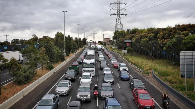 west-gate-bridge-traffic-update-bridge-closed-after-dyson-rd-truck