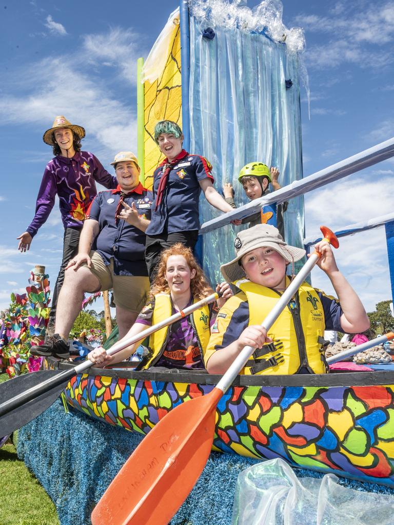 (from left) Regan Hohn, Zac Titcume, Bella Wieden, Victoria Ready, Sam Davis and Oliver Chase-Currier. Darling Downs Scouts win Grand Champion float of the Grand Central Floral Parade. Saturday, September 17, 2022. Picture: Nev Madsen.