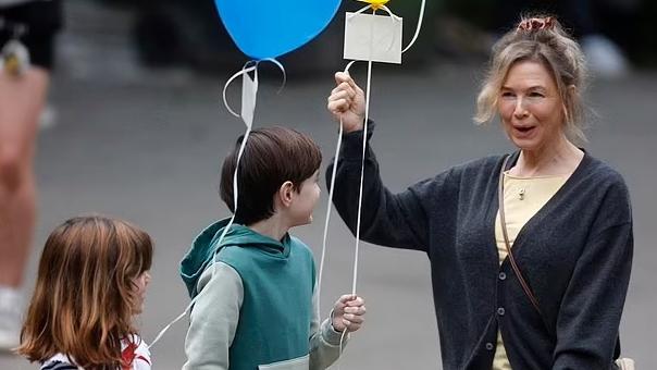 Renee Zellweger with her children in the latest Bridget Jones film, Bridget Jones: Mad About the Boy. Picture: Supplied