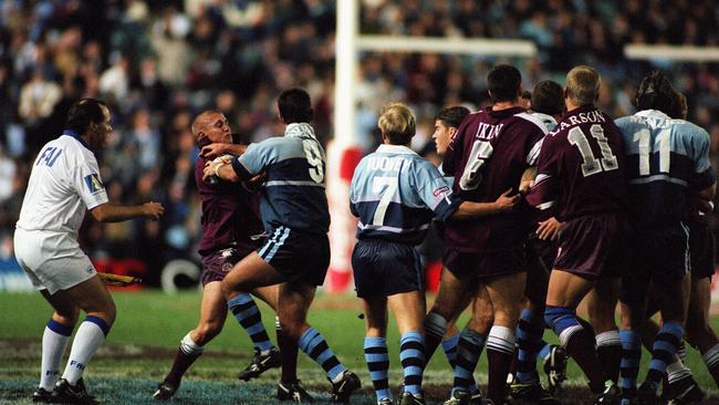 The touch judge tries to stop Queensland’s Jamie Goddard and NSW’s Andrew Johns from fighting in Game III of 1997 at the Sydney Football Stadium. Picture: News Limited Rugby League