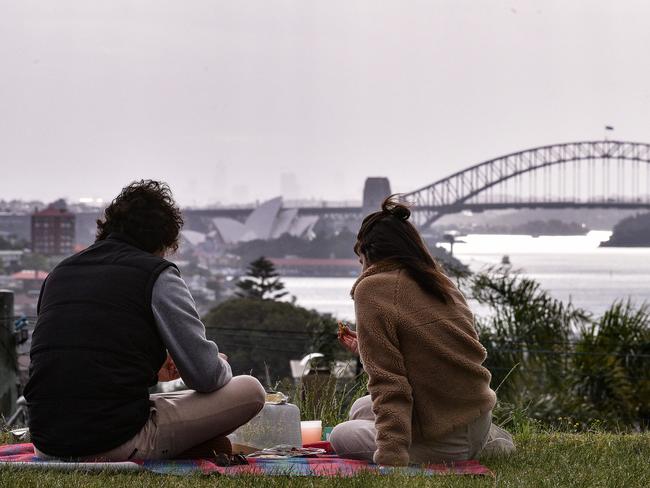 SYDNEY, AUSTRALIA - NewsWire Photos , September 26, 2021: Members of public are seen picnicking on Eastern suburbs park.  Picture: NCA NewsWire / Flavio Brancaleone