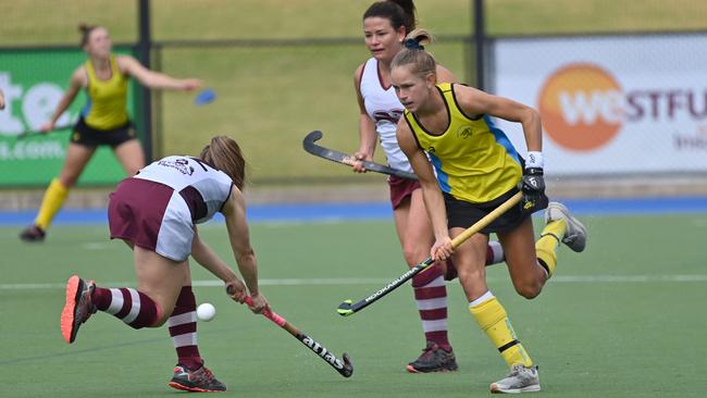 Seacliff’s Emma de Broughe and Grange’s Lauren Rae battle for the ball. Picture: Keryn Stevens