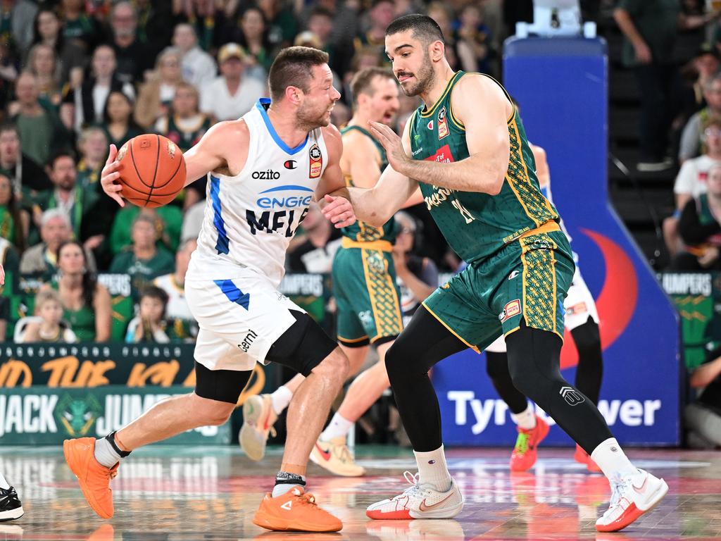 Fabijan Krslovic of the JackJumpers blocks the shot of United’s Matthew Dellavedova. Picture: Getty Images