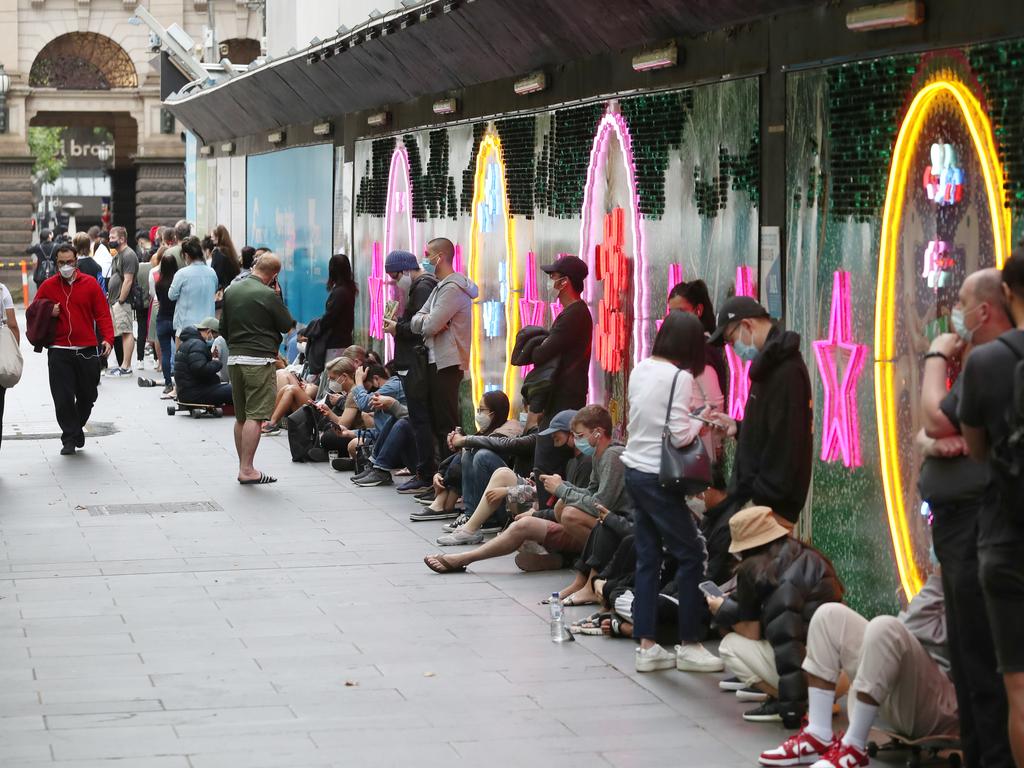 People line up down Swanston St. Picture: NCA NewsWire/ David Crosling