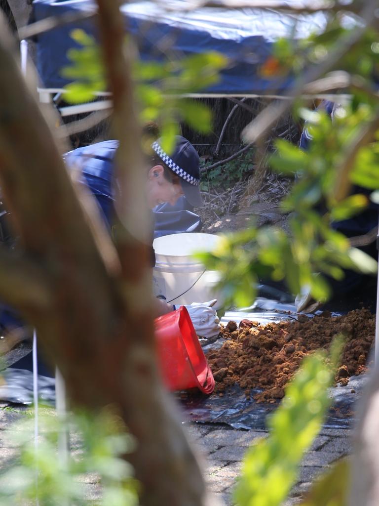 Police start a new dig at the Bayview house. Picture John Grainger