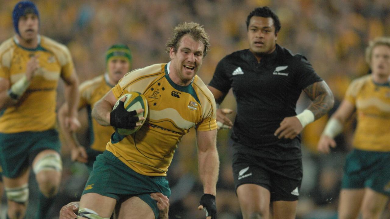 Rocky Elsom makes a break to score a try for the Australian Wallabies.