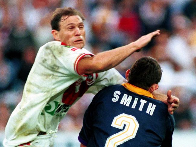 Jamie Ainscough (L) takes Craig Smith in high tackle that led to penalty try being awarded during Melbourne Storm v St George-Illawarra Dragons NRL grand final at Stadium Australia, Olympic Park, Homebush in Sydney, 26/09/1999.