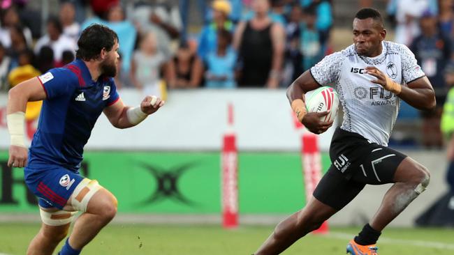 Fiji's Sevuloni Mocenacagi (R) makes a break during the final of the World Rugby Sevens Series match between the US and Fiji at Waikato Stadium in Hamilton on January 27, 2019. (Photo by MICHAEL BRADLEY / AFP)