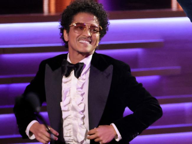 TOPSHOT - LAS VEGAS, NEVADA - APRIL 03: (L-R) Bruno Mars and Anderson .Paak accept the award for Record of the Year for "Leave the Door Open" onstage during the 64th Annual GRAMMY Awards at MGM Grand Garden Arena on April 03, 2022 in Las Vegas, Nevada.   Matt Winkelmeyer/Getty Images/AFP (Photo by Matt Winkelmeyer / GETTY IMAGES NORTH AMERICA / Getty Images via AFP)