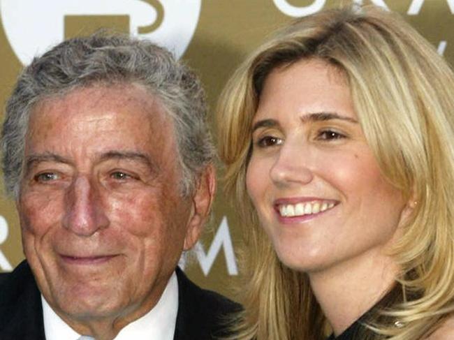 08/02/2004. Singer Tony Bennett and girlfriend Susan Crow arrive for the 46th Annual Grammy Awards at the Staples Center in Los Angeles. AFP PHOTO/Robyn BECK