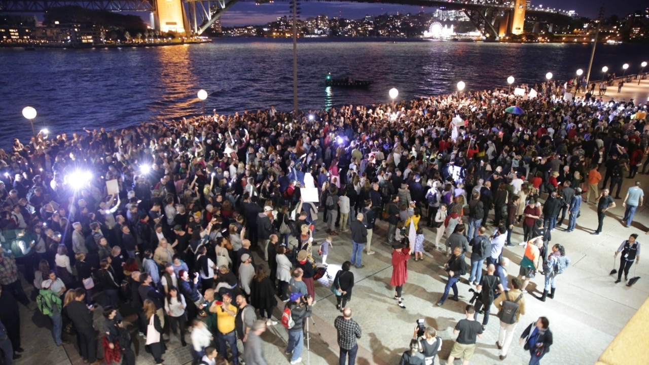 Disgruntled protesters flood Opera House with light to nullify Everest promotion