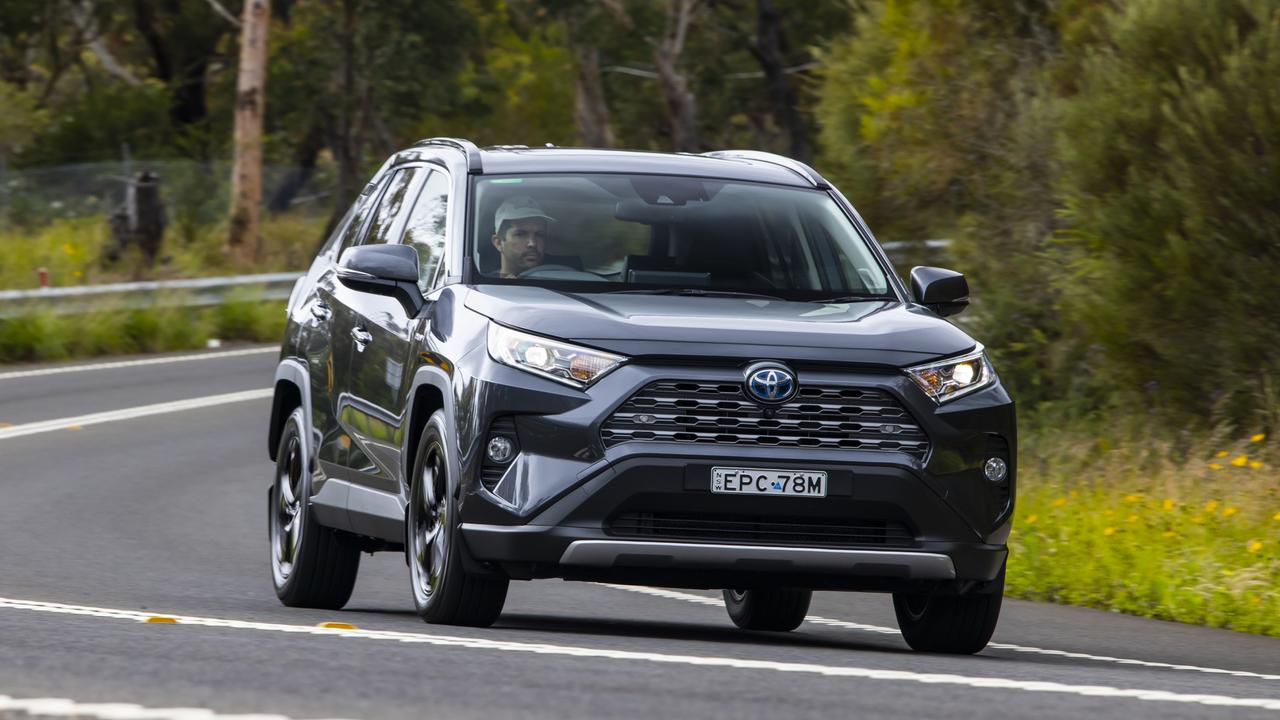 Best Mid-size SUV Comparison Test: Toyota RAV4 V Mitsubishi Outlander V ...