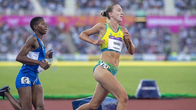 Rose Davies and Emeline Imanizaboyo of Rwanda competing in the 5000m final at the Commonwealth Games.