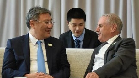 Australian Trade Minister Don Farrell with Chinese Commerce Minister Wang Wentao.