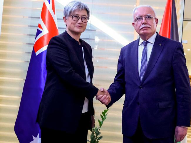 EDITORS NOTE: Graphic content / Palestinian Foreign Minister Riyad al-Maliki (R) receives Australian Foreign Minister Penny Wong (L), in Ramallah, in the occupied West Bank on January 17, 2024. (Photo by Jaafar ASHTIYEH / AFP)