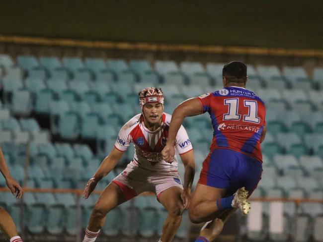 Jermaine McEwen runs at Branon Tikinau. Picture: Warren Gannon Photography