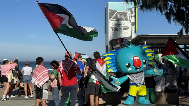 Protesters gather at Surfers Paradise to demand an immediate and permanent ceasfire of attacks on war-torn Gaza. 2.12.23. Picture: Amaani Siddeek