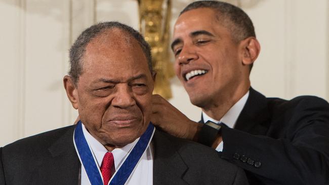 (FILES) US President Barack Obama presents the Presidential Medal of Freedom to baseball great Willie Mays at the White House in Washington, DC, on November 24, 2015. Baseball icon Willie Mays, one of the greatest players in the sport's history beloved for dazzling skill and athletic grace, died June 18, 2024 aged 93, his family announced. Mays' family confirmed the baseball icon's passing in a joint statement with his former team the San Francisco Giants. (Photo by NICHOLAS KAMM / AFP)