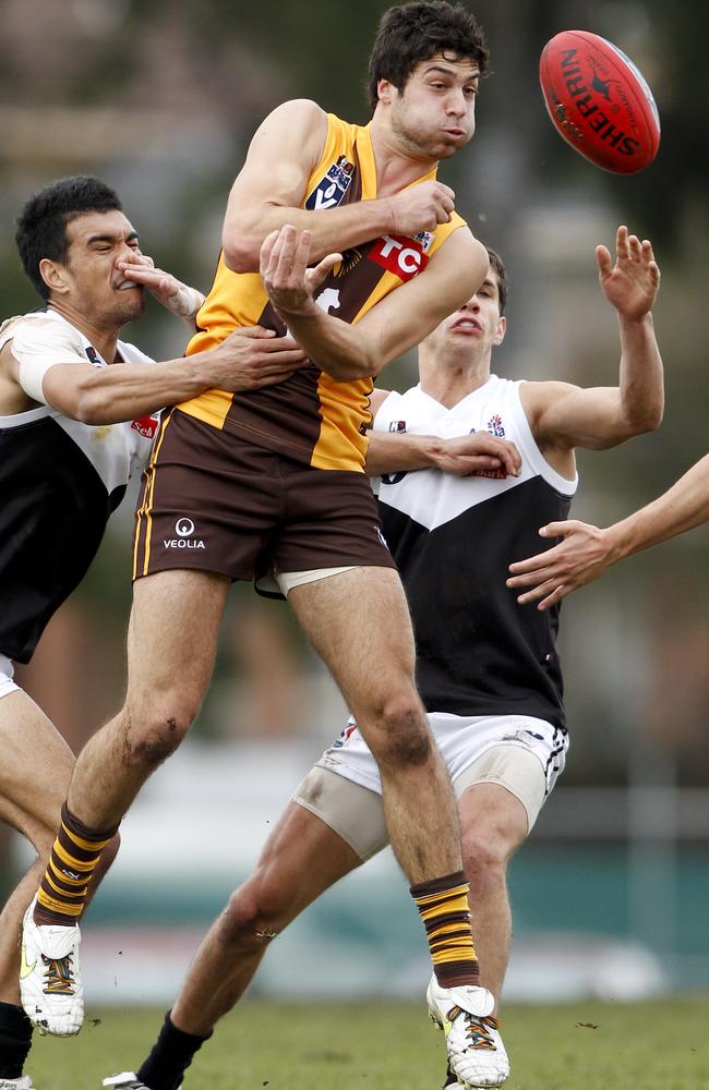 David Mirra gets away a handball for the Hawks in his first full season of VFL, 2011.