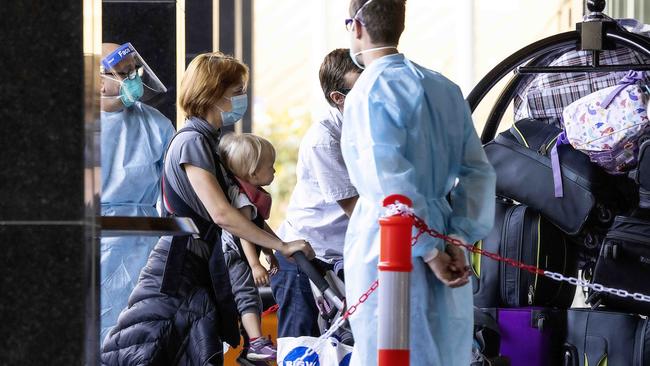 Returning travellers arrive at a Melbourne quarantine hotel. Picture: NCA NewsWire / Ian Currie