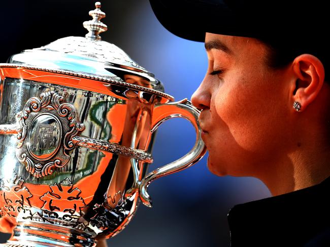 PARIS, FRANCE - JUNE 08: Ashleigh Barty of Australia kisses the trophy as she celebrates victory following the ladies singles final against Marketa Vondrousova of The Czech Republic during Day fourteen of the 2019 French Open at Roland Garros on June 08, 2019 in Paris, France. (Photo by Clive Mason/Getty Images) ***BESTPIX***