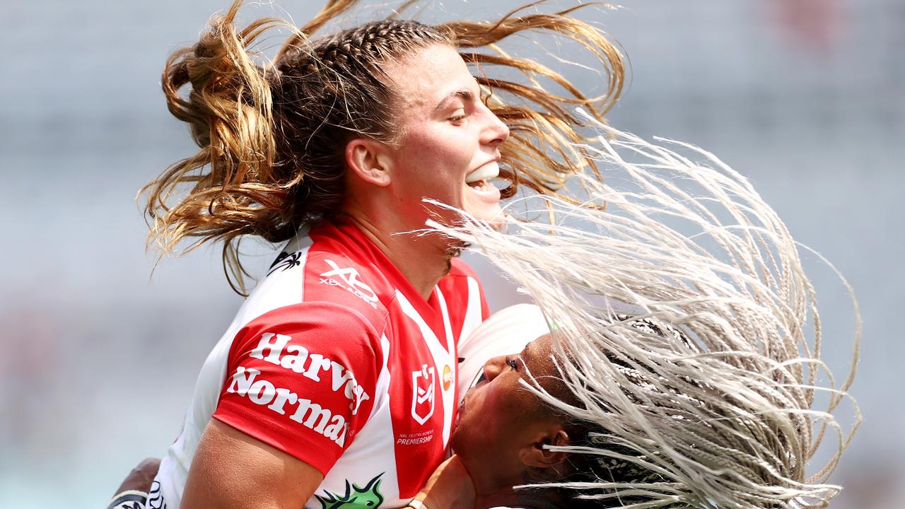 Action in the 2020 NRLW season match between the St George Illawarra Dragons and the New Zealand Warriors.