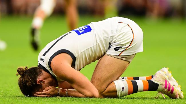 Phil Davis copped a hit to his eye. Picture: Getty Images