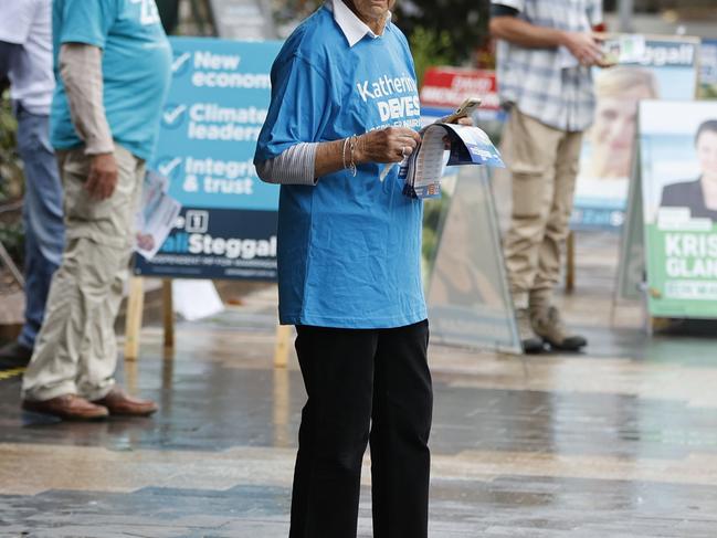 These are on hold. Speak to the Weekend picture desk before using.  WEEKEND TELEGRAPHS SPECIAL. MAY 13, 2022.ÃPLEASE CONTACT WEEKEND PIC EDITOR ROHAN KELLY BEFORE PUBLISHING.Pictured are volunteers handing out flyers at a pre polling station at St Matthews Anglican Church in Manly today. Picture: Tim Hunter.