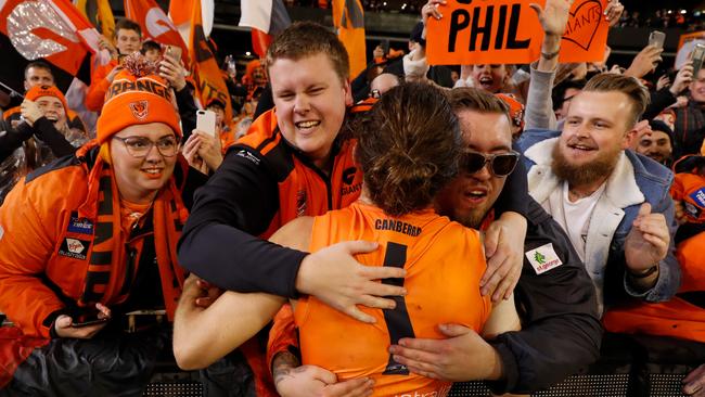 Phil Davis of the Giants celebrates with fans