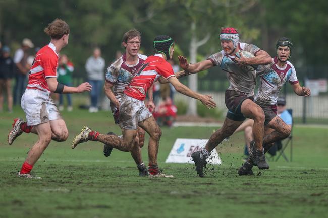 Eduard Welgemoed runs the ball. Photography by Stephen Archer