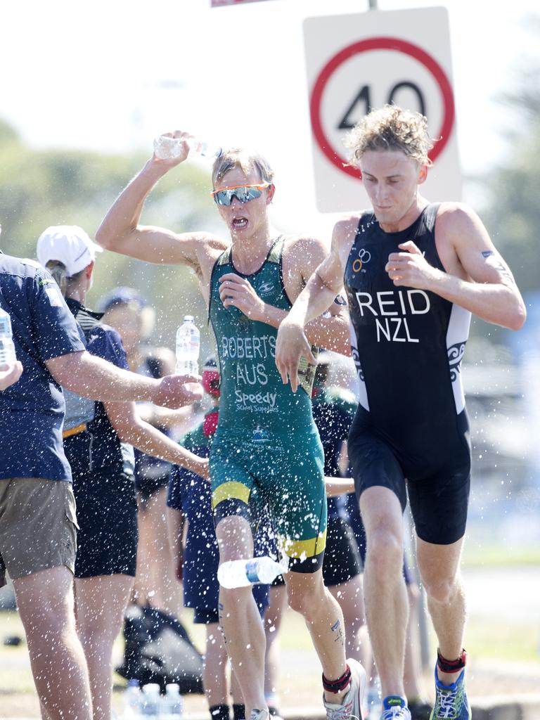 Matthew Roberts AUS and Tayler Reid NZ during the run leg of the Men's Elite &amp; U23 Devonport Triathlon. PICTURE CHRIS KIDD