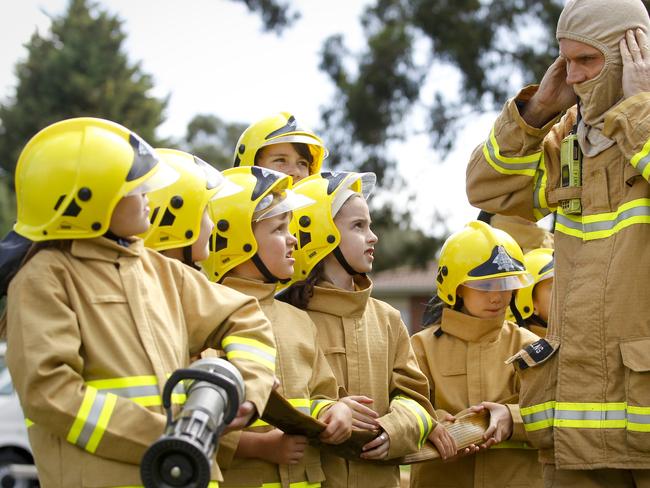 n37mm227 Students at Kalinda Primary School got a taste of what it takes to be a firefighter with the MFB to help launch a new fire safety website.