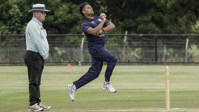 VSDCA: Elsternwick bowler Dasun Opanayaka. Picture: Valeriu Campan