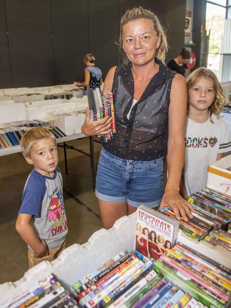 Jessica Dent and her children Milo and Sophie Dent at the Chronicle Lifeline Bookfest 2022. Saturday, March 5, 2022. Picture: Nev Madsen.