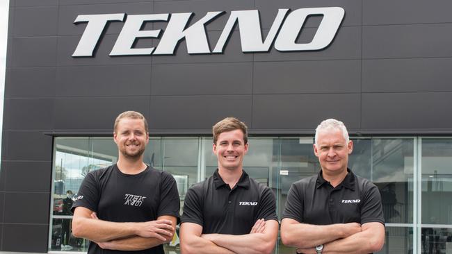 Jack Le Brocq (C) with Tekno team bosses Jonathon Webb (L) and Adrian Burgess (R).