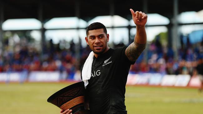 Charles Piutau of the All Blacks thanks the crowd at Apia Stadium.