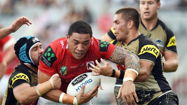Tyson Frizell looks to bus through the Panthers defence.