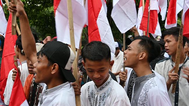 Indonesian protesters shout slogans as they hold a rally outside the Australian embassy in Jakarta on November 26, 2018. - About hundreds of protesters held a rally against the plan to move Australian embassy in Israel from Tel Aviv to Jerusalem. (Photo by ADEK BERRY / AFP)