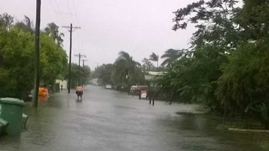 mackay-streets-flooded-more-than-100mm-of-rain-the-courier-mail