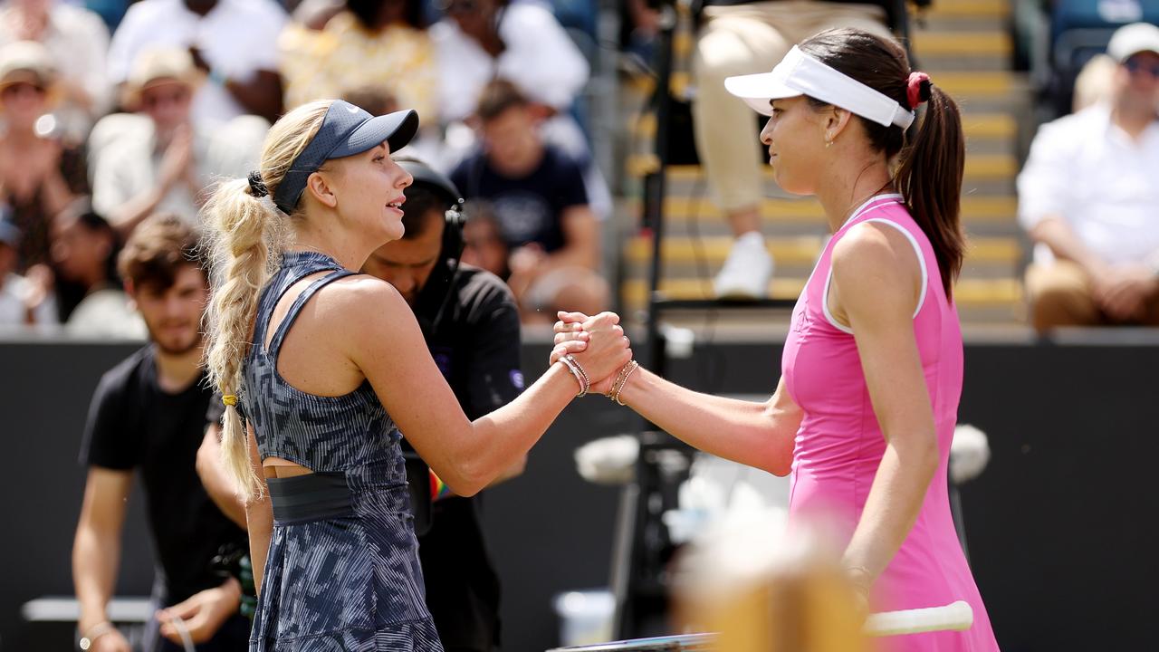 Tomljanovic shakes hands with Potapova. (Photo by Cameron Smith/Getty Images for LTA)