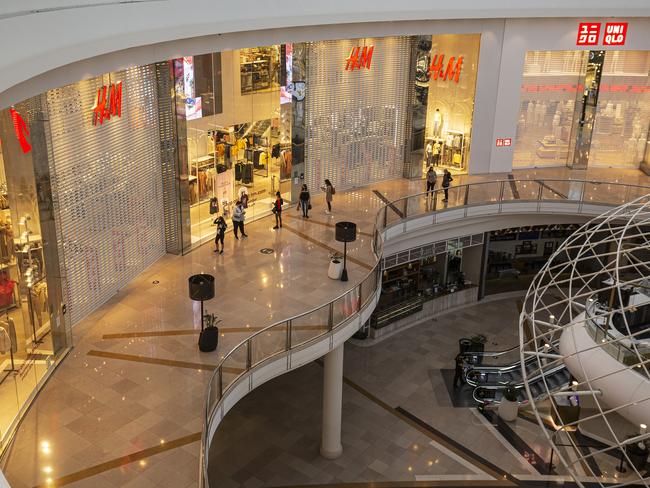 MELBOURNE, AUSTRALIA - OCTOBER 28: Customers queue up outside H&M at Chadstone Shopping Centre on October 28, 2020 in Melbourne, Australia. Lockdown restrictions in Melbourne lifted as of midnight with people able to leave their home for any reason. Cafes, restaurants, pubs and bars can reopen subject to patron limits while beauty services, tattoo parlours and any other service where you can wear a mask will be able to resume. Up to 10 people from any number of households will be able to gather outdoors, however, Victorians are still required to wear a face mask in public. Metropolitan Melbourne has been subject to Stage 4 restrictions since 2 August 2020 with residents under stay at home orders following a second wave of COVID-19 cases in the community. (Photo by Daniel Pockett/Getty Images)