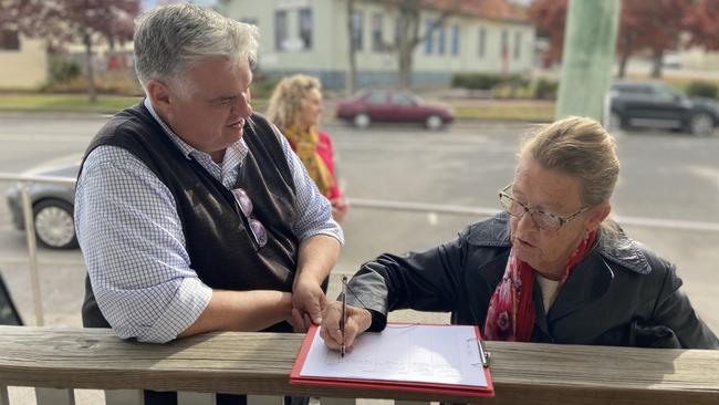 Federal MP for Lyons Brian Mitchell with Break O’Day resident Ruth Hanlon signing a petition to keep the St Marys Commonwealth Bank branch open. Source: SUPPLIED.