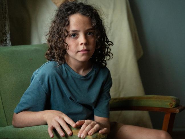 EMBARGO FOR TWAM 25 NOV 2023. FEE MAY APPLY. Boy Swallows Universe S1. Felix Cameron as Eli Bell in Boy Swallows Universe S1. Cr. Courtesy of Netflix ÃÂ© 2023